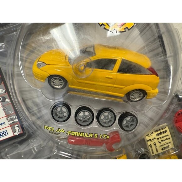 Modifiers Series 4 2001 Cadillac Escalade Die Cast Metal 1/43 SCALE - Picture 4 of 7